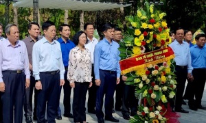 Ủy viên Bộ Chính trị, Bí thư Trung ương Đảng, Trưởng Ban Tổ chức Trung ương Trương Thị Mai tri ân các anh hùng liệt sĩ